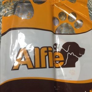 Curved pet grooming scissors